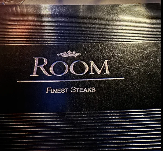 Ledereinband der Karte mit geprägtem Schriftzug ROOM Finest Steaks