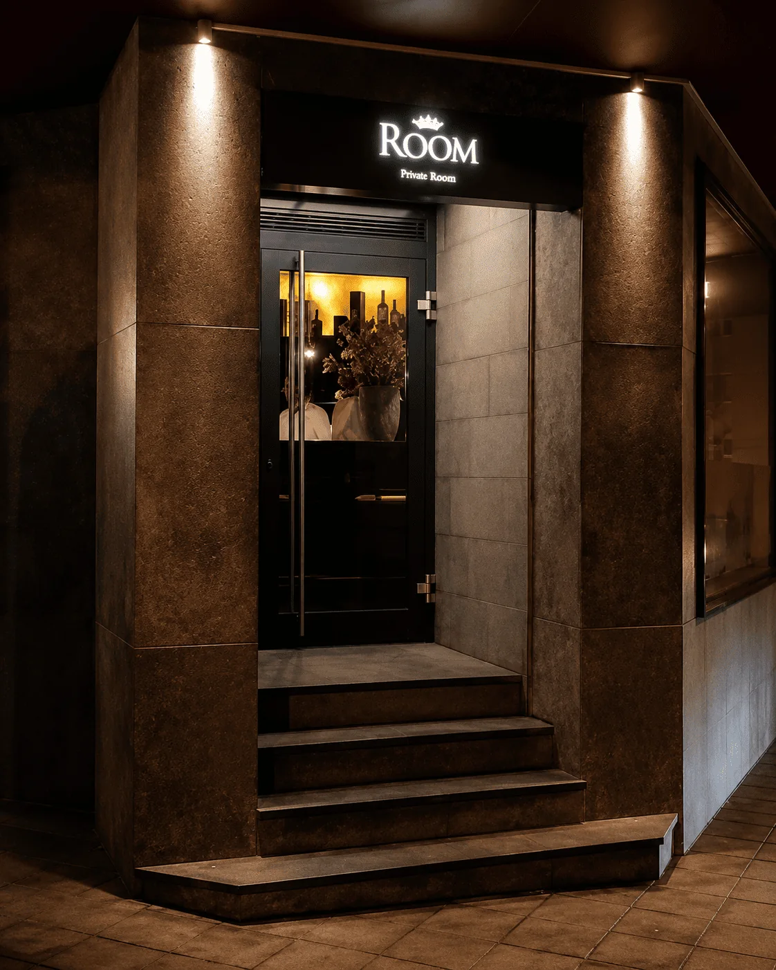 Beleuchteter Eingang des Restaurant ROOM in der Olgastraße Ulm bei Nacht