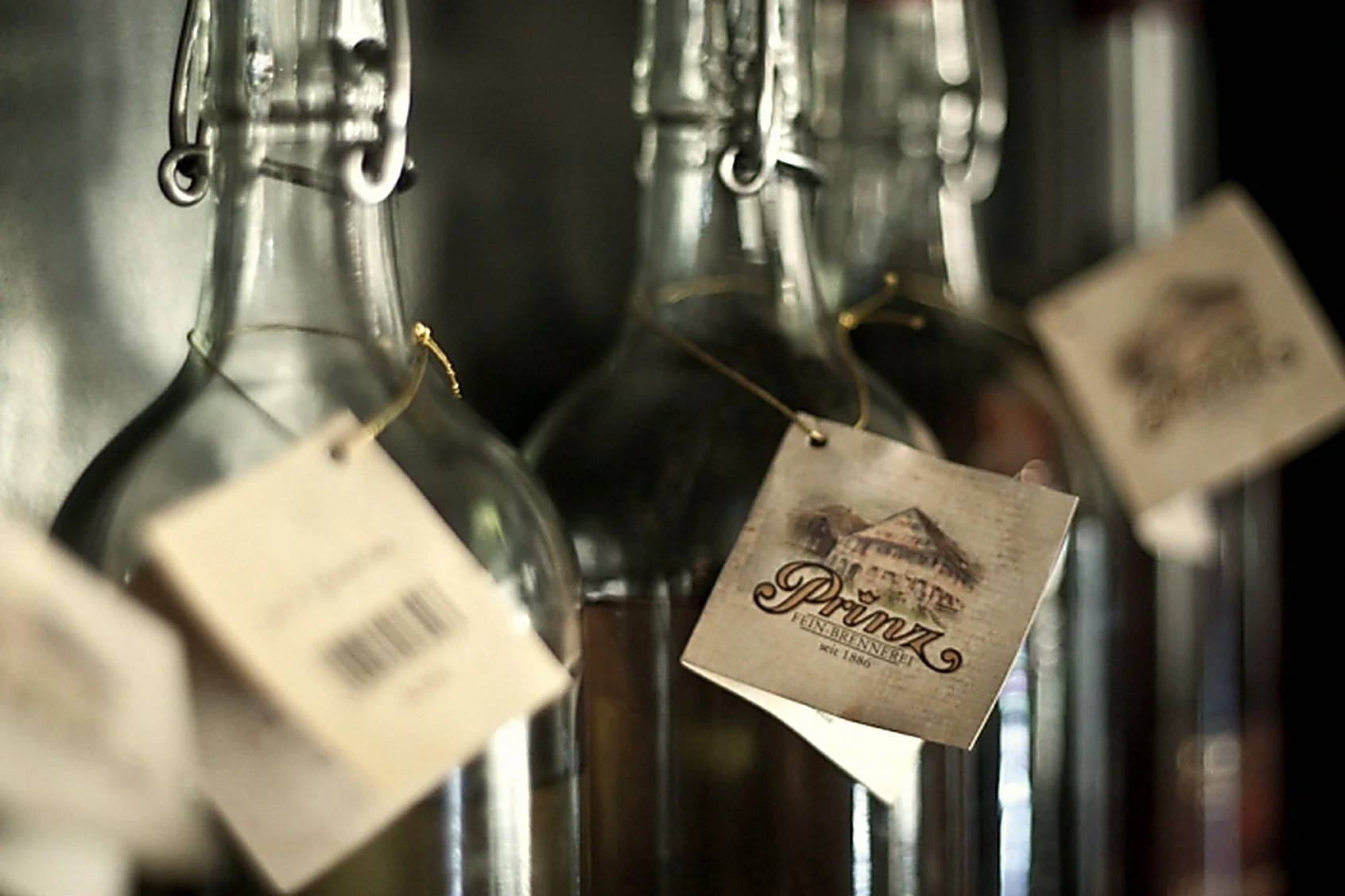 Bügelflaschen mit Papieranhängern an der Bar des Restaurant ROOM