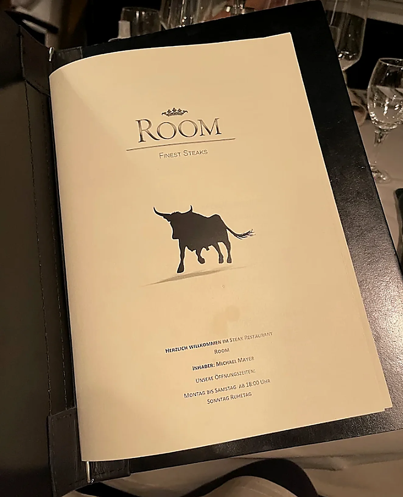 Die aufgeschlagene Karte des Restaurant ROOM mit Krone und Stier in einer Ledermappe